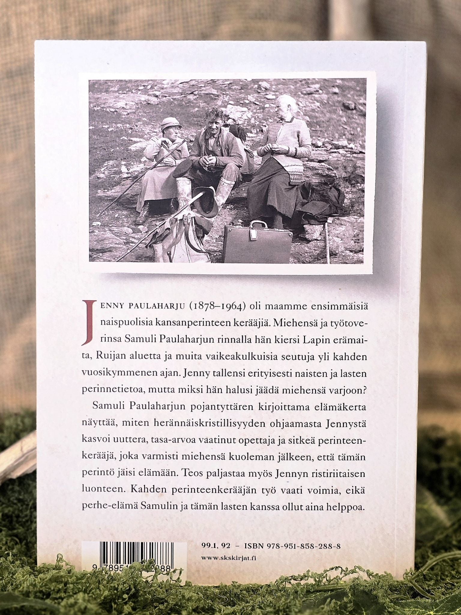 Kirja Jenny Paulaharju Maankiertäjän perintö.