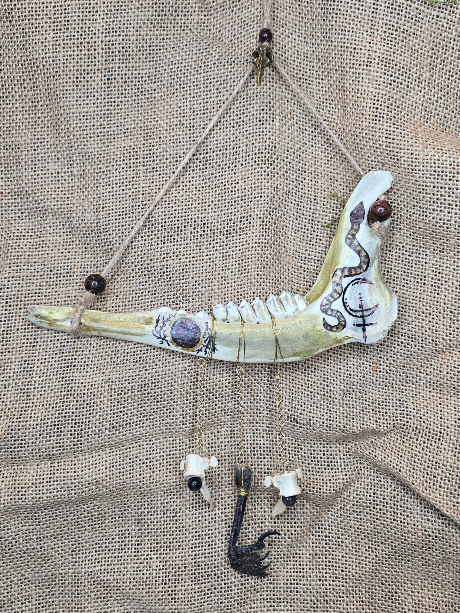 Kauriin leukaluu seinäkoriste, Lilith symbolilla. 