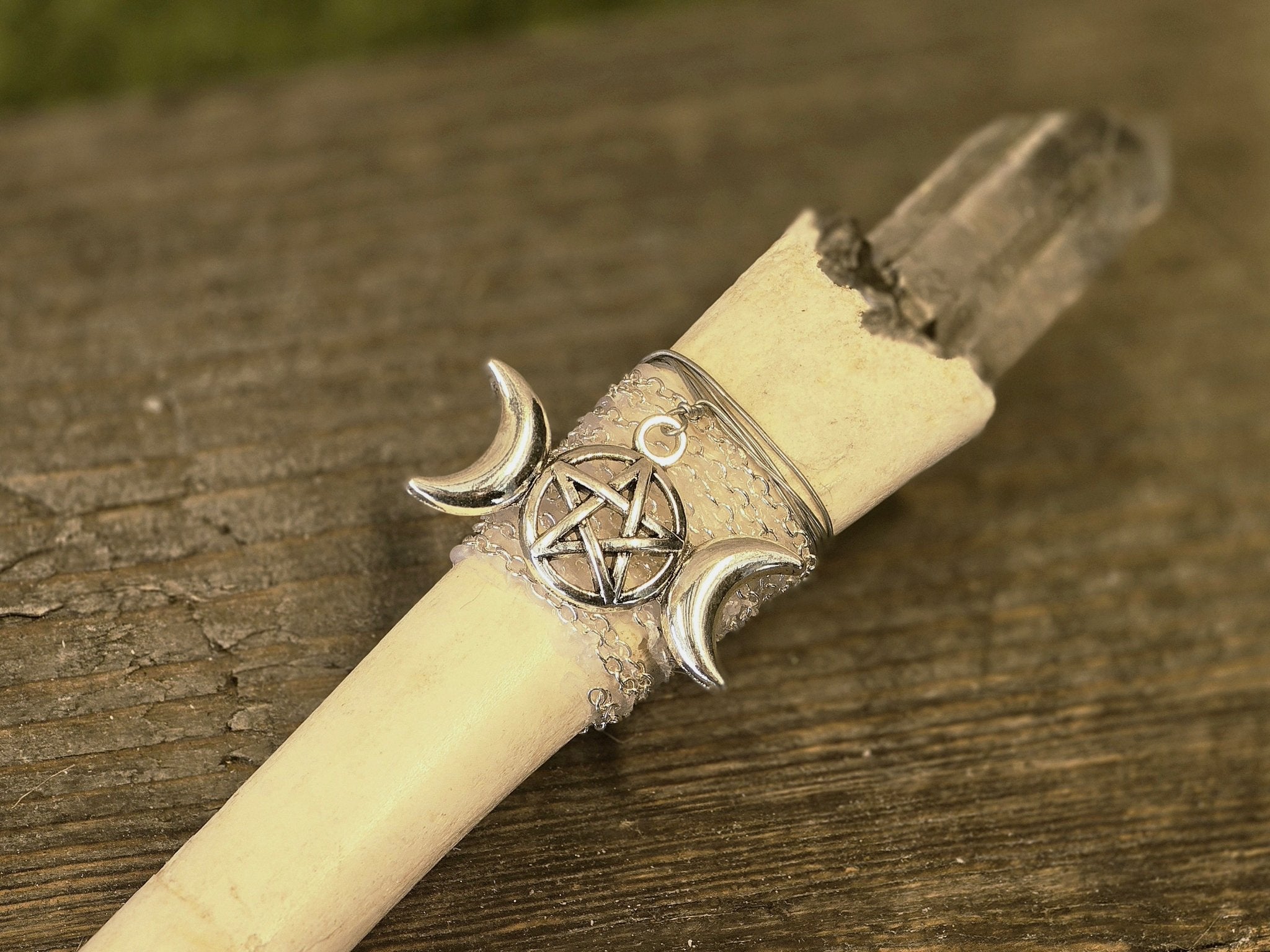Kauriin luu, joka on koristeltu vuorikristallilla ja pentagram riipuksella. 