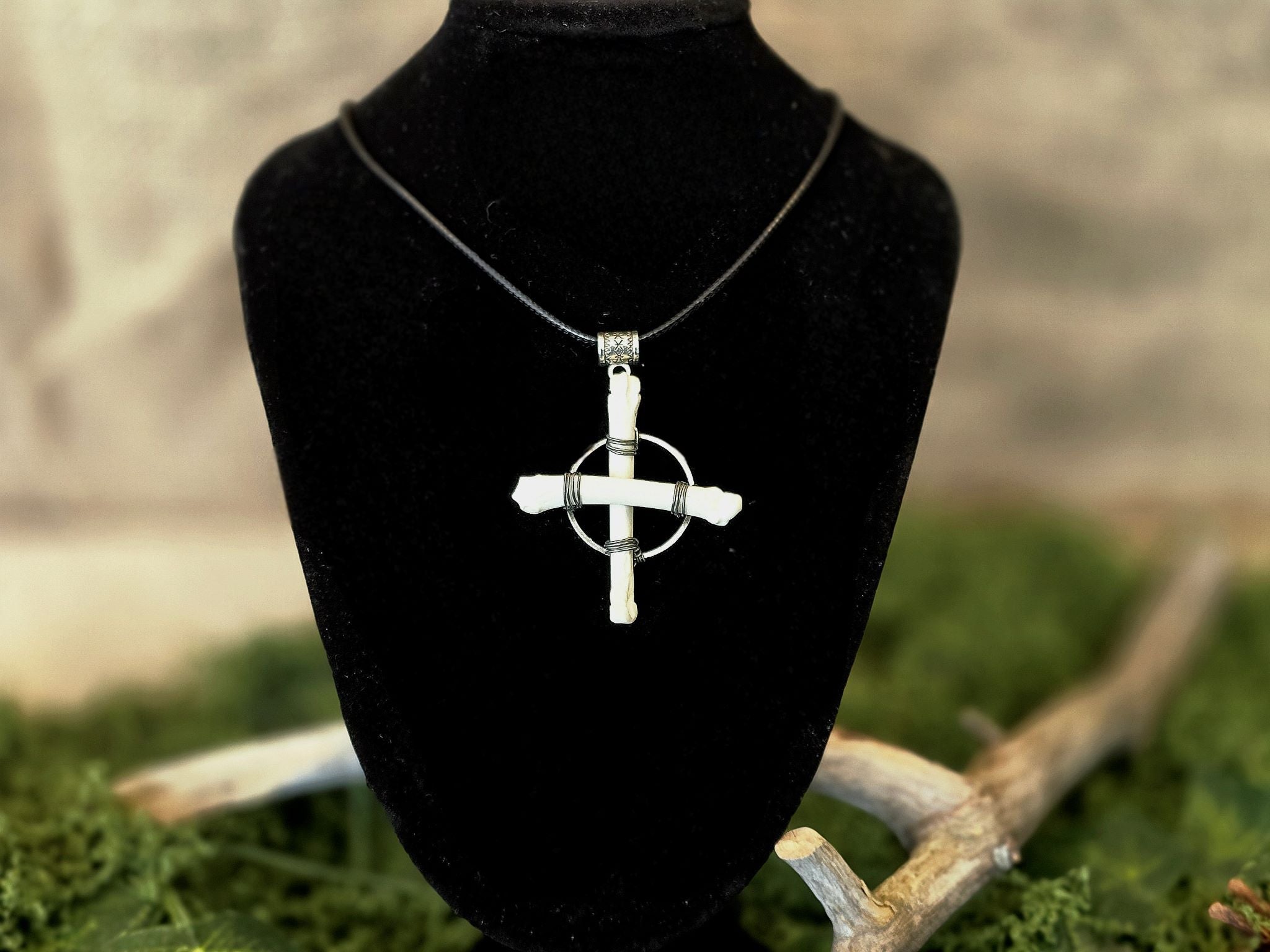 Kettu & Solar Cross kaulakoru Kuunjuurella valmistama Inked Mystiqsiltä