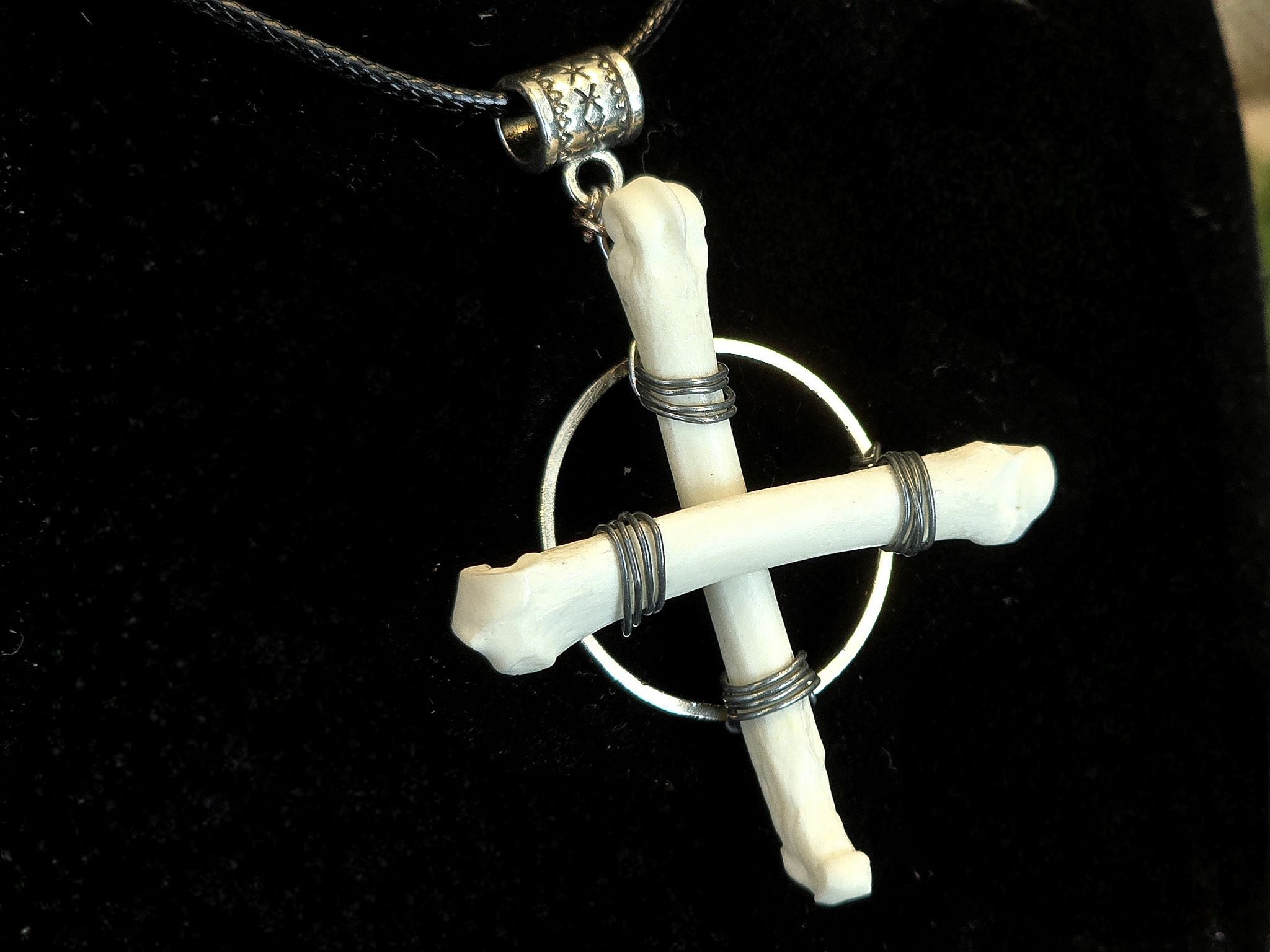 Kettu & Solar Cross kaulakoru Kuunjuurella valmistama Inked Mystiqsiltä