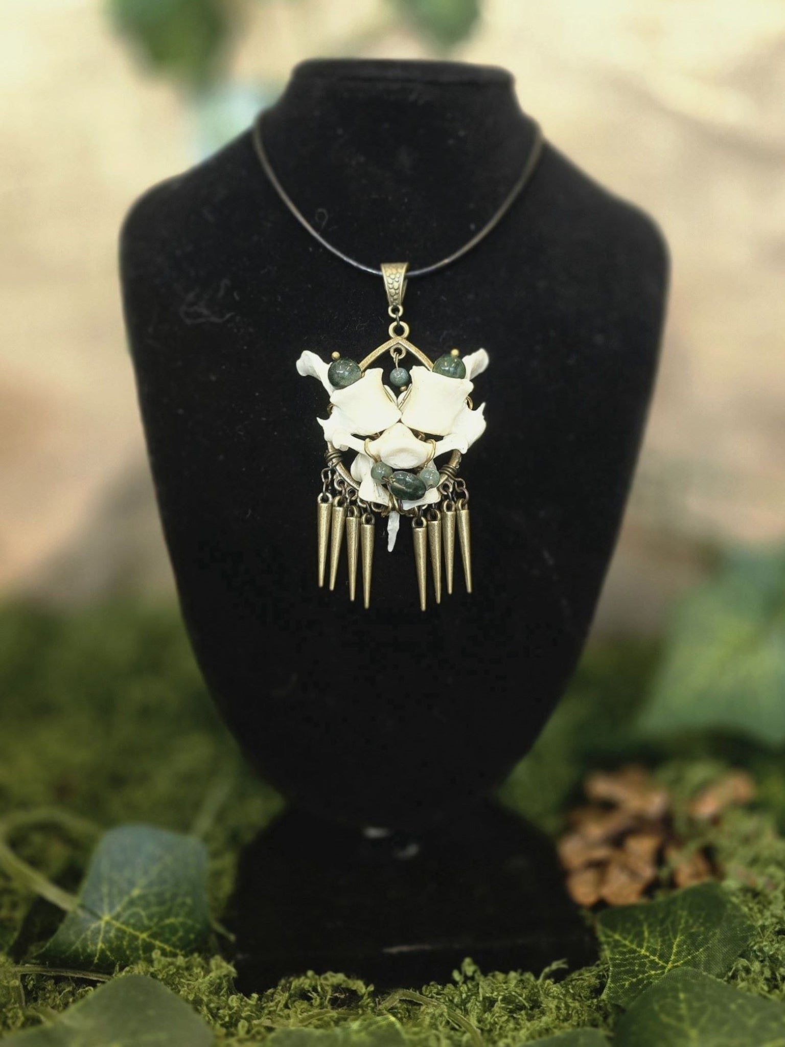Ketun Harmonia kaulakoru, jossa keskiössä ketun nikama, sammal akaatti- ja serafiittihelmet ja muita koristeellisia yksityiskohtia.