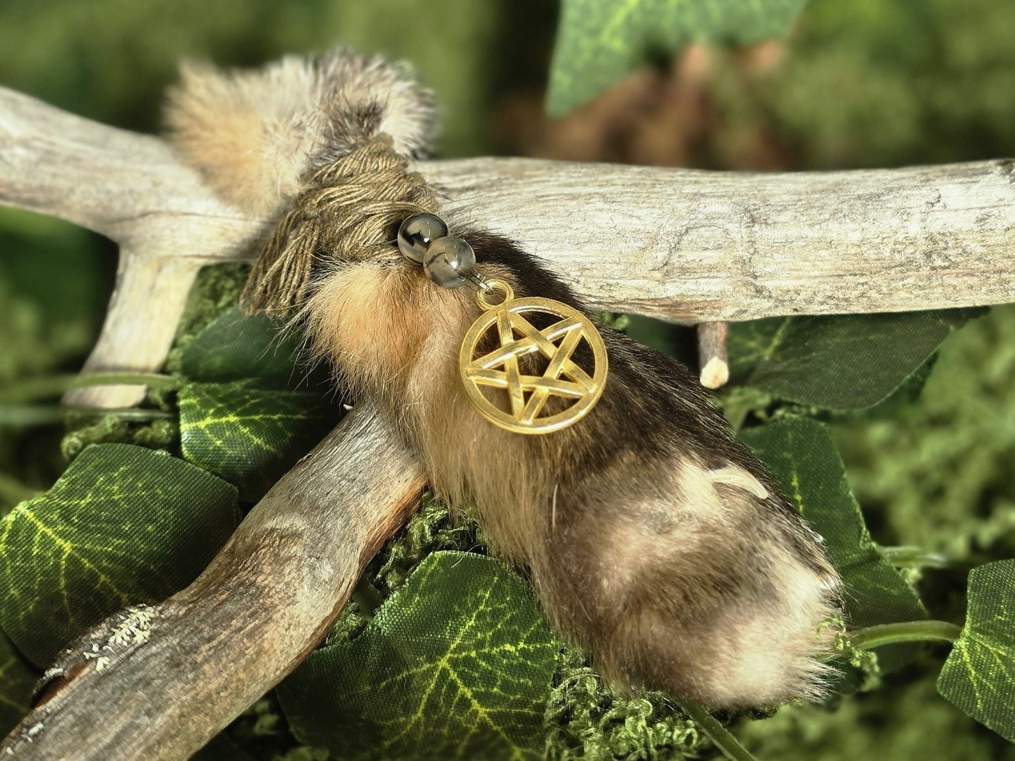 Aito ketunkäpälä laukkukoru tai avaimenperä, jossa koristeena pentragm syboli ja dragon's vein helmiä. 