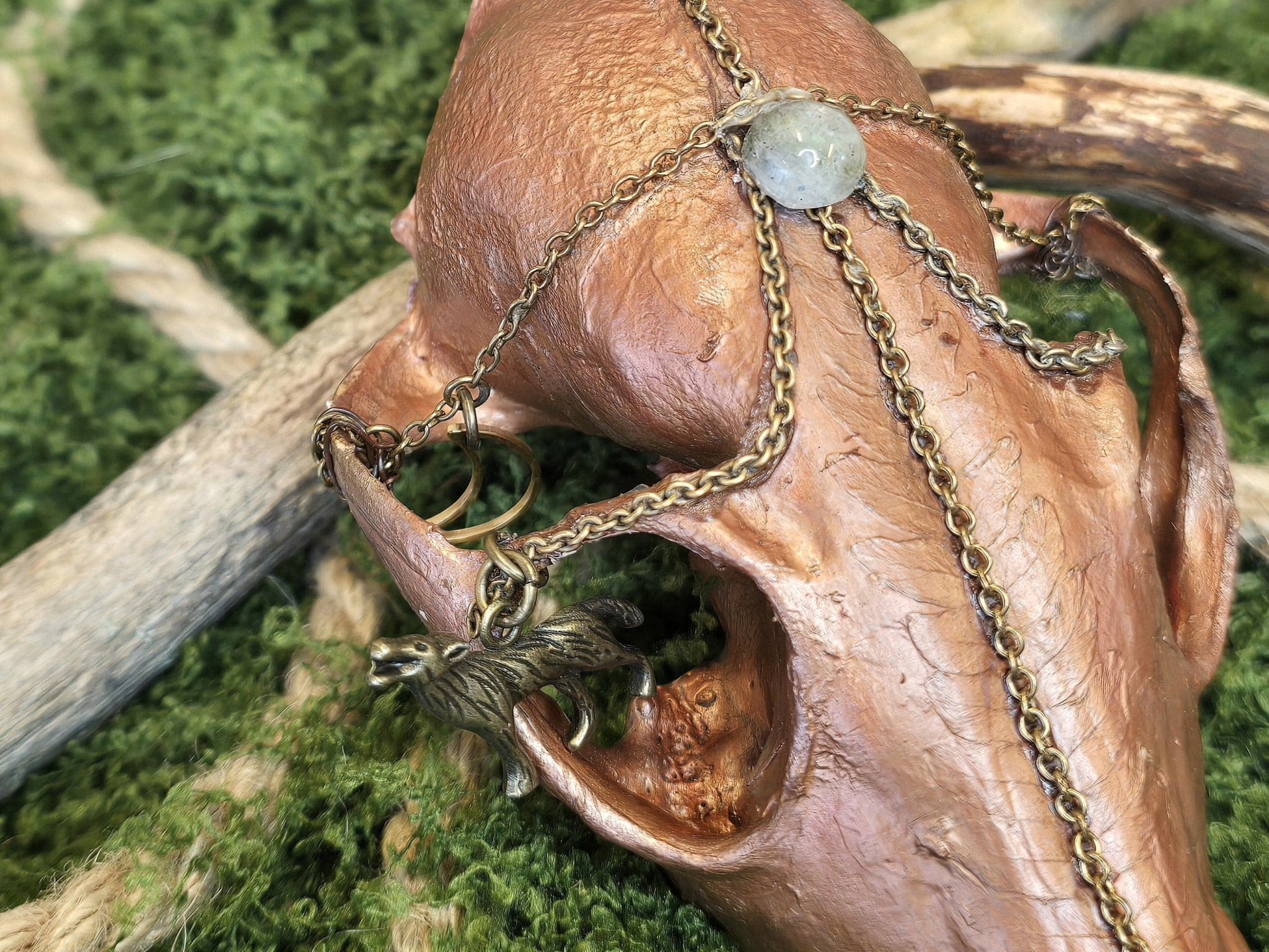 Koristeellinen aito ketun kallo,kuparimaalilla ja riipuksilla koristeltu.Kuva yksityiskohdista