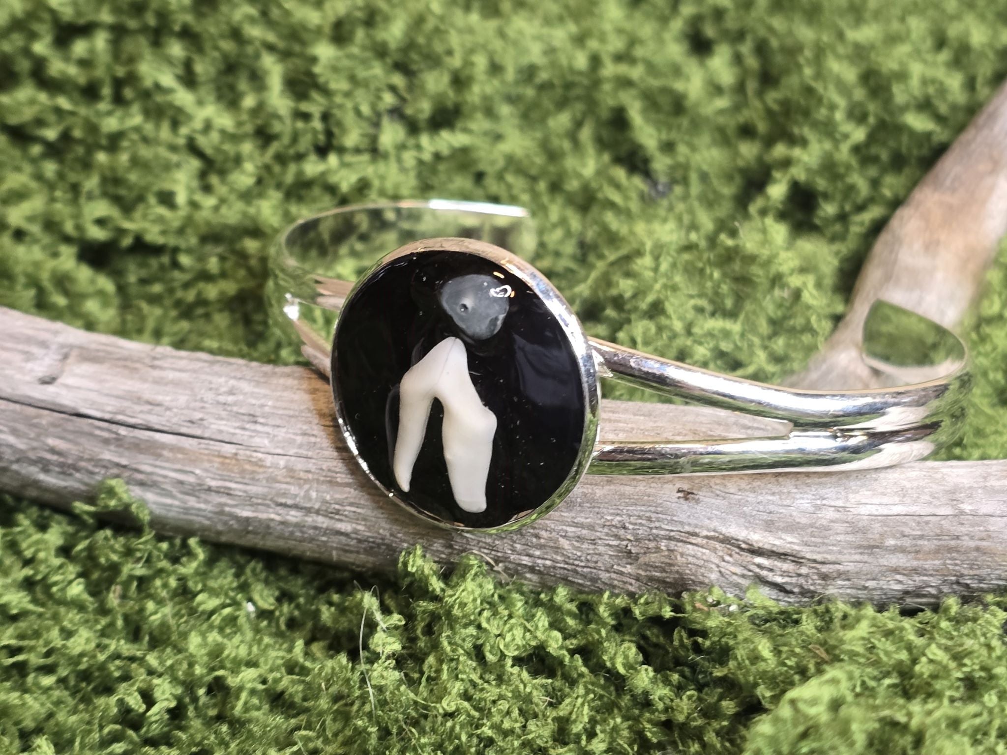 Ketun hampaasta ja kuukivestä tehty rannekoru. 