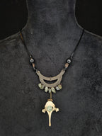 Ketunnikama luusta valmistettu kaulakoru prehniittihelmillä ja laboradoriittisiruilla. 