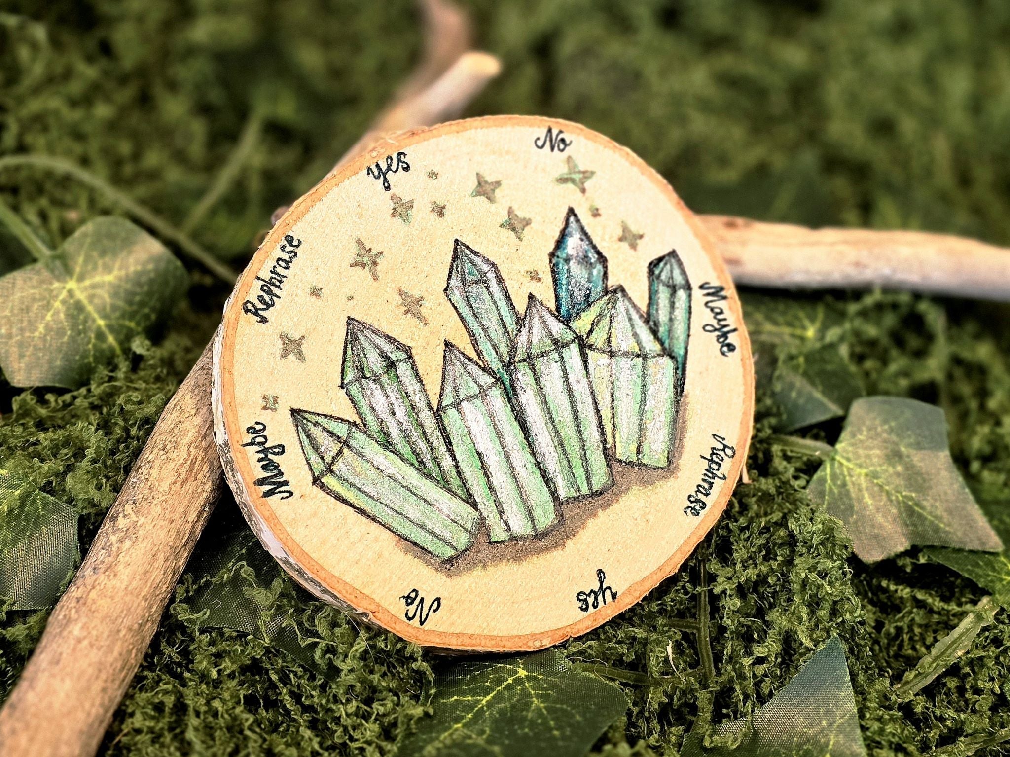 Kaunis koristeellinen heilurialusta, jossa kristallikuviointi. 