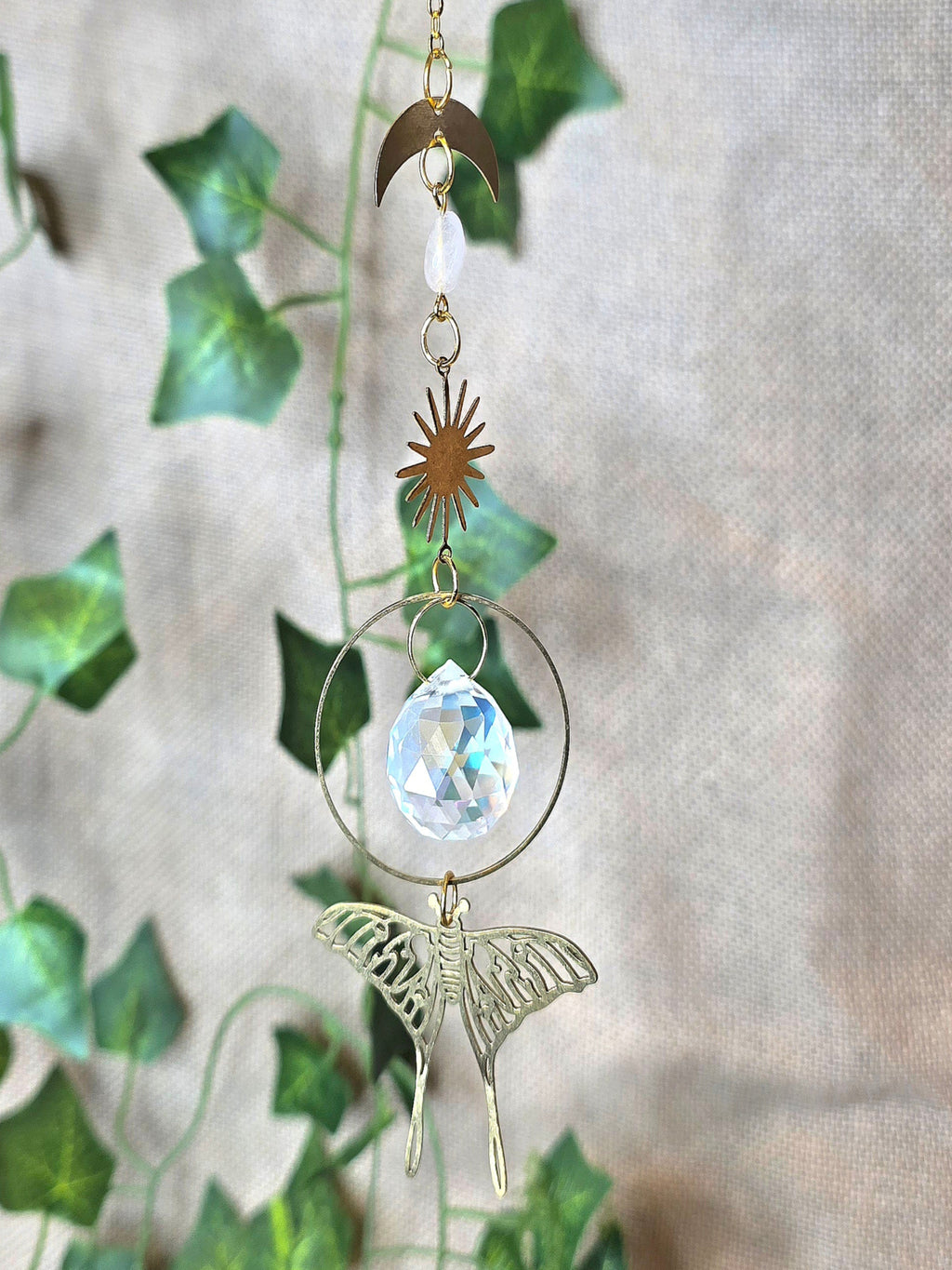 Perhonen aiheinen aurinkosieppari. 