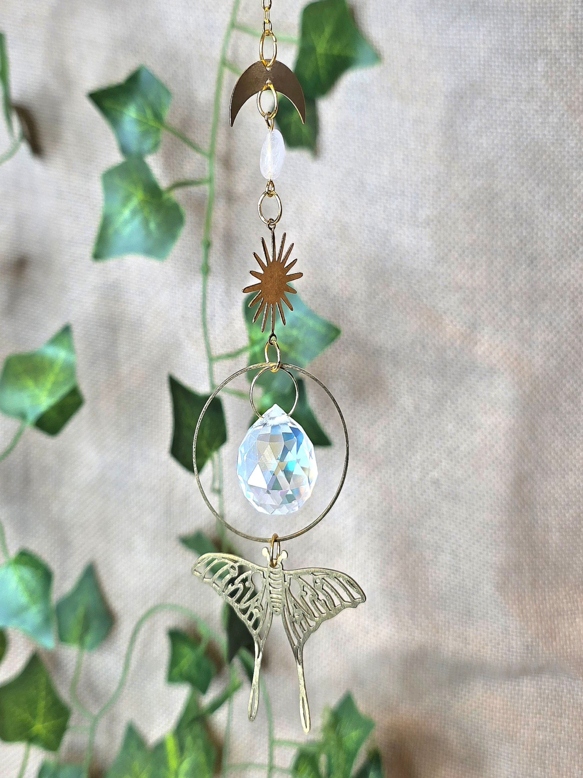 Perhonen aiheinen aurinkosieppari. 