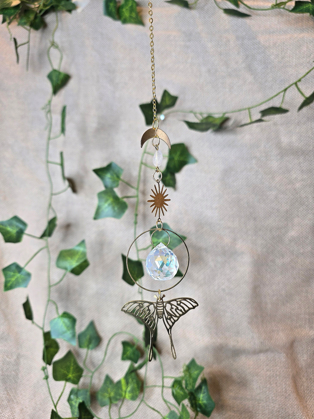 Perhonen aiheinen aurinkosieppari. 