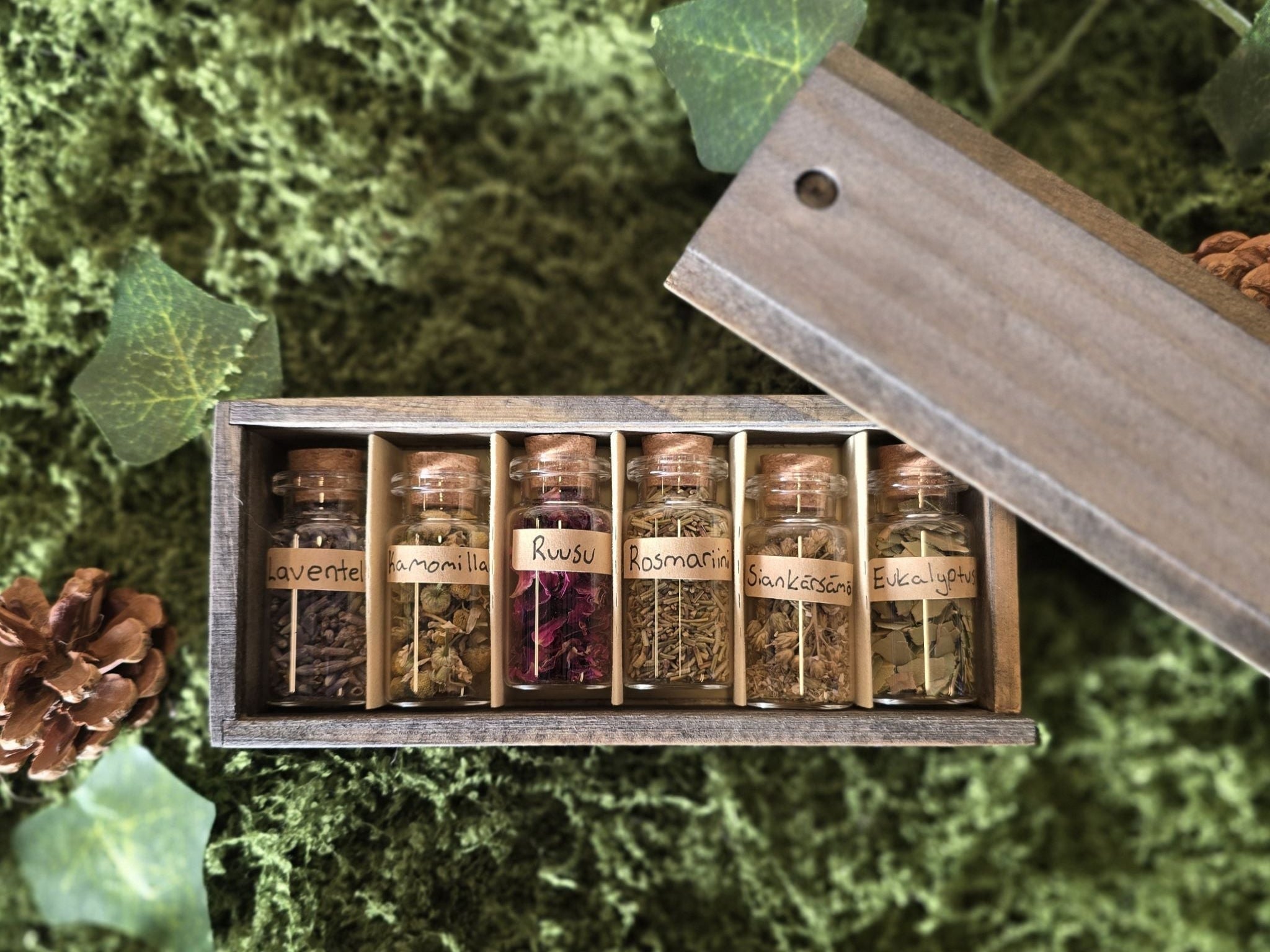 Setti, joka sisältää kuivattua laventelia, kamomillaa, ruusun terälehtiä, rosmariinia, siankärsämöä ja eukalyptusta. Pakkattu pieniin lasipulloihin, tulee puisessa rasiassa. 