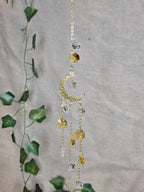 Kuu ja tähdet aiheinen aurinkosieppari lasi riipuksilla.