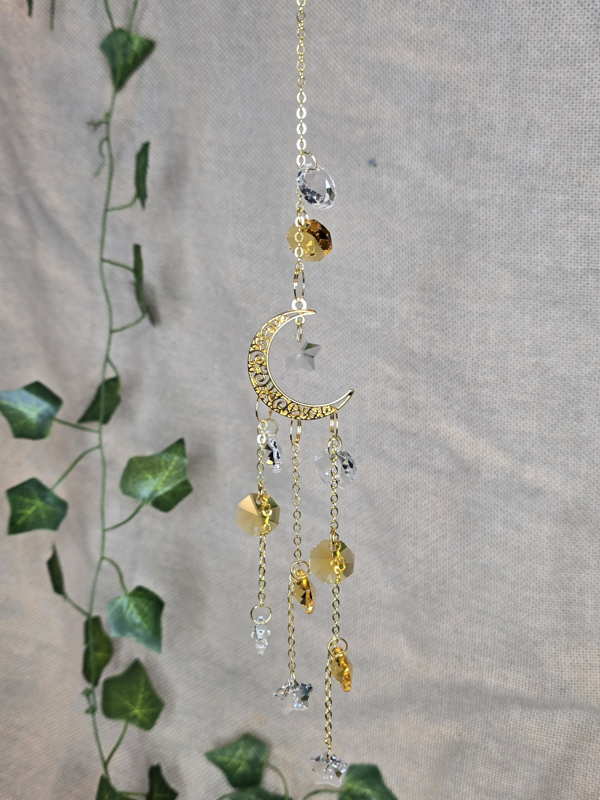 Kuu ja tähdet aiheinen aurinkosieppari lasi riipuksilla.