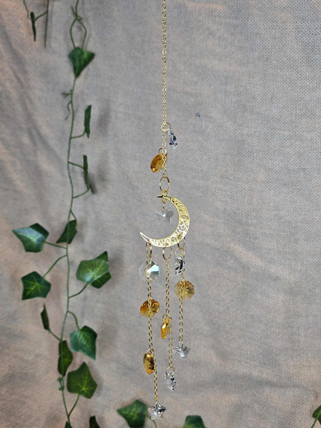 Kuu ja tähdet aiheinen aurinkosieppari lasi riipuksilla.