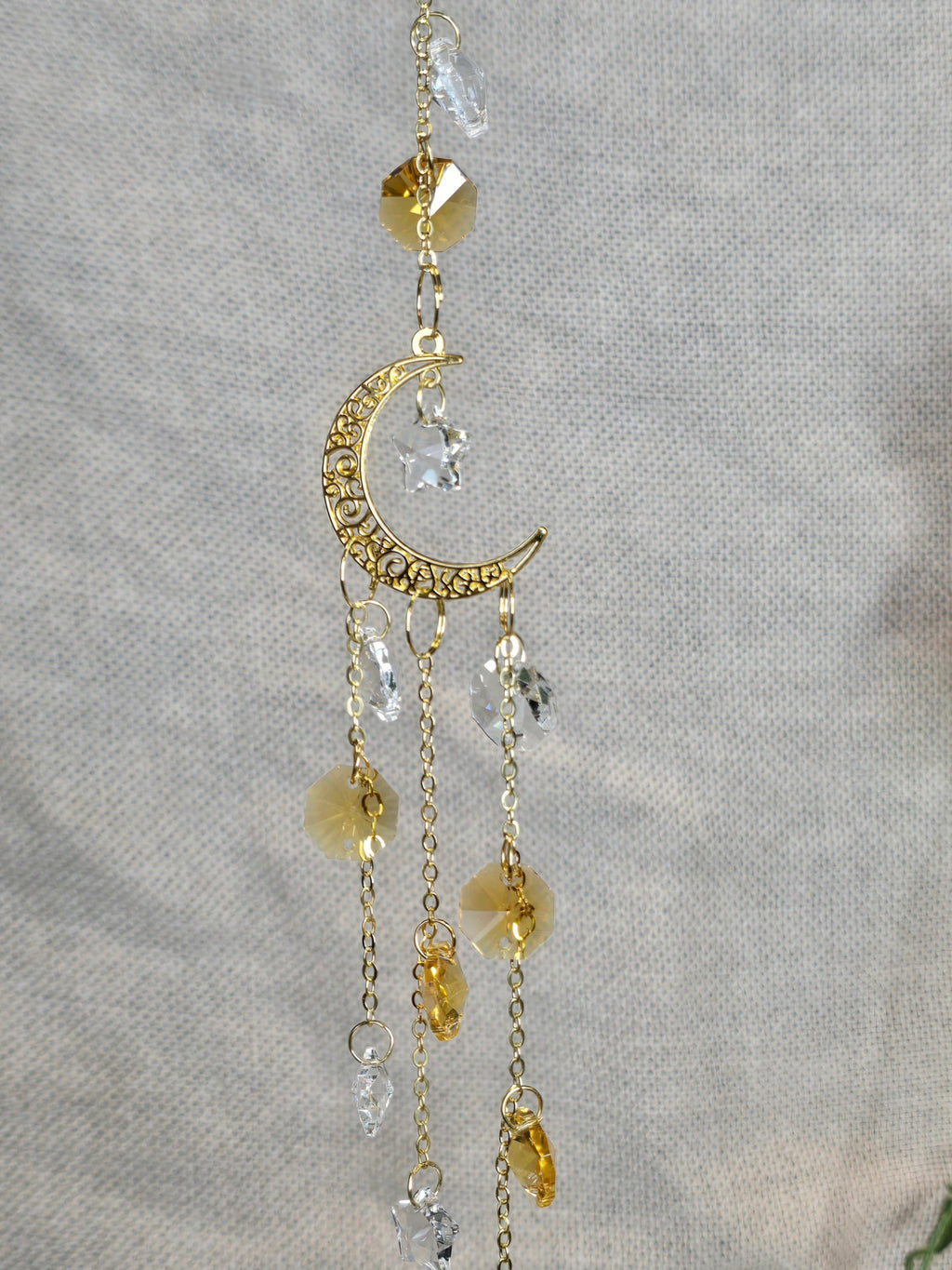 Kuu ja tähdet aiheinen aurinkosieppari lasi riipuksilla.