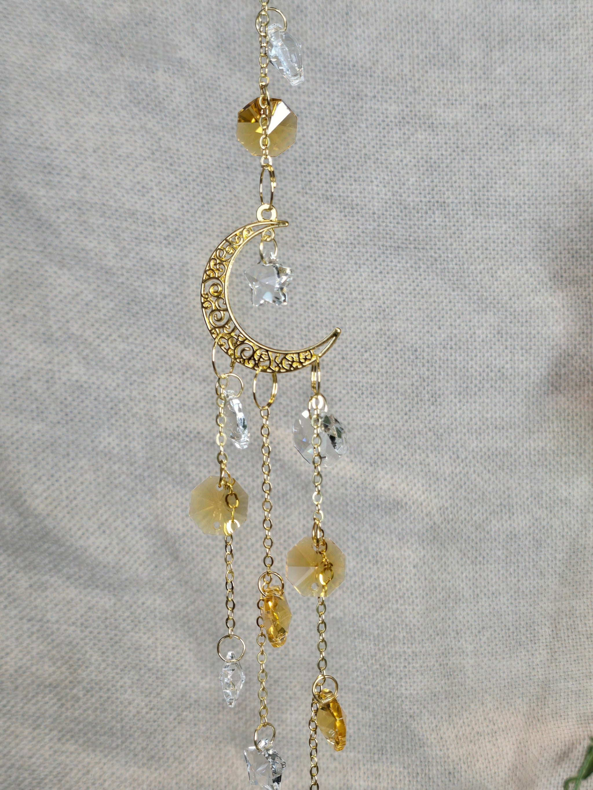 Kuu ja tähdet aiheinen aurinkosieppari lasi riipuksilla.