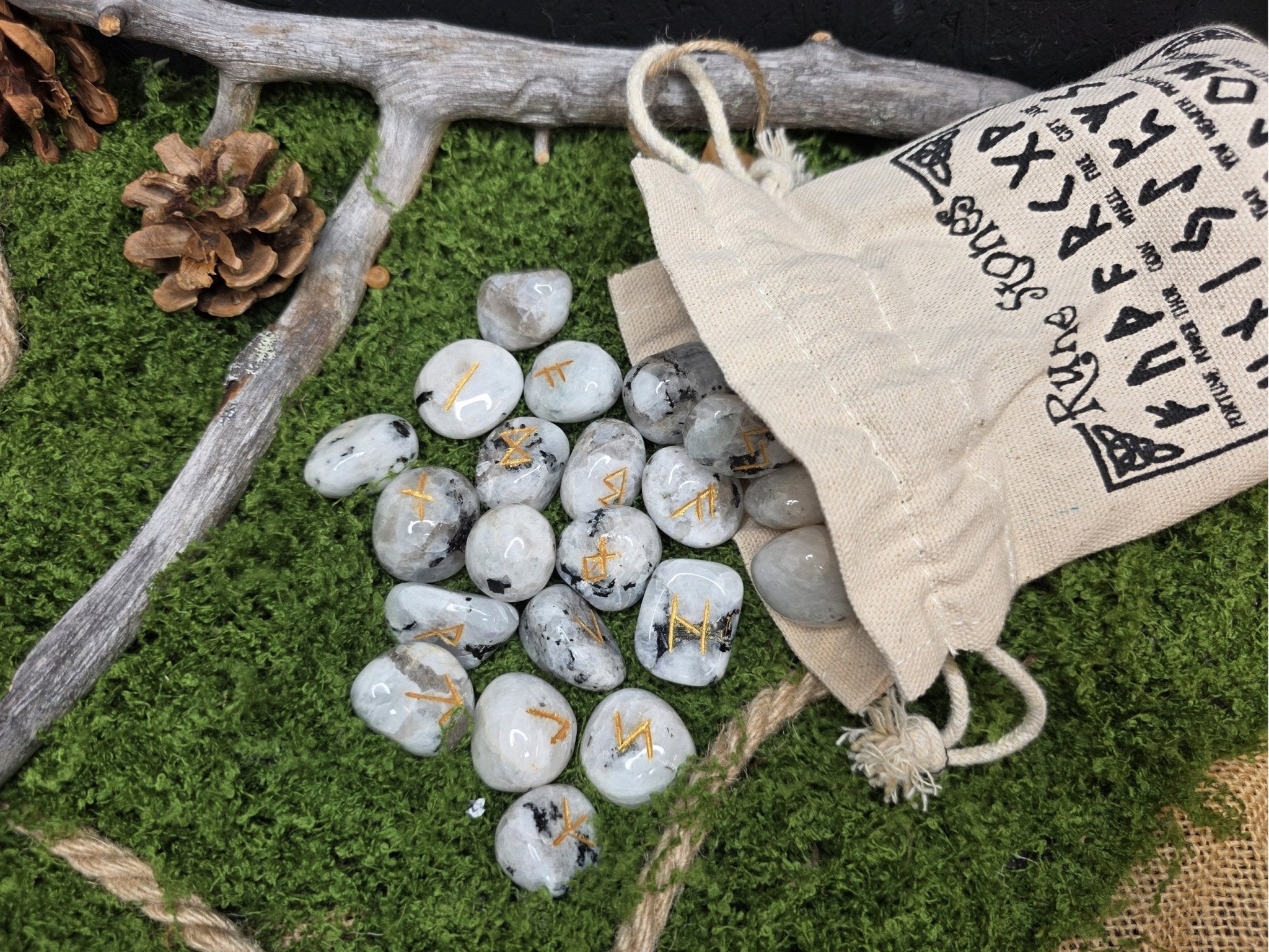 Kuukivestä valmistetut riimukivet säilytyspussissa. Ennustamiseen. 