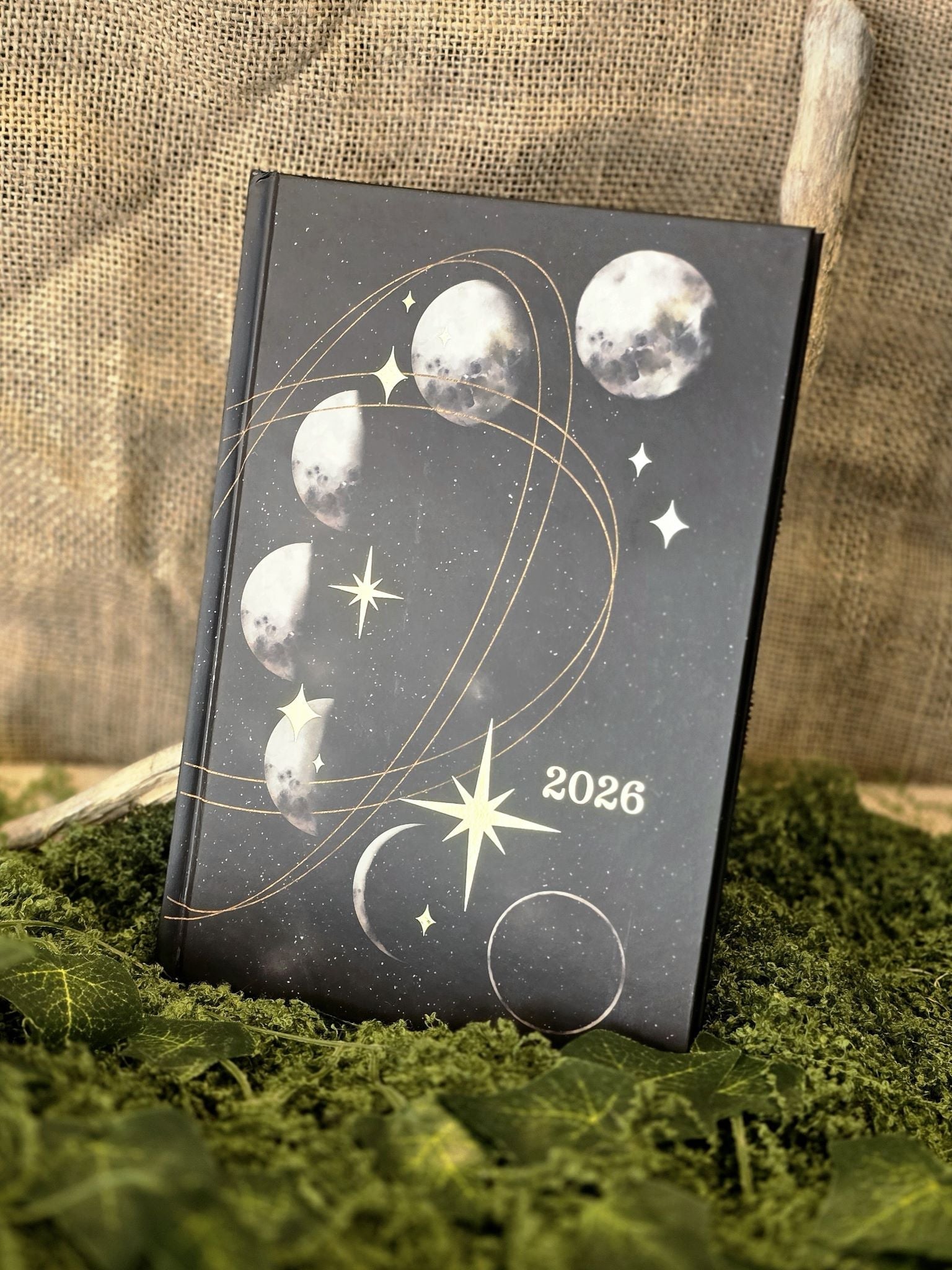Meri Mort pöytäkalenteri Kuun valossa vuodelle 2026.