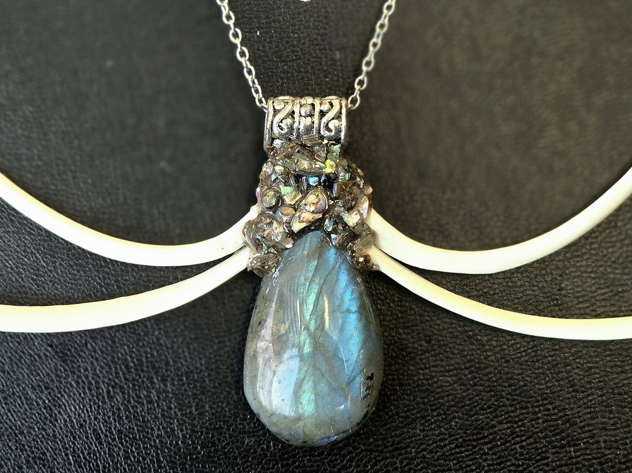 Labradoriitin Siivet - kaulakoru - Inked Mystiqs