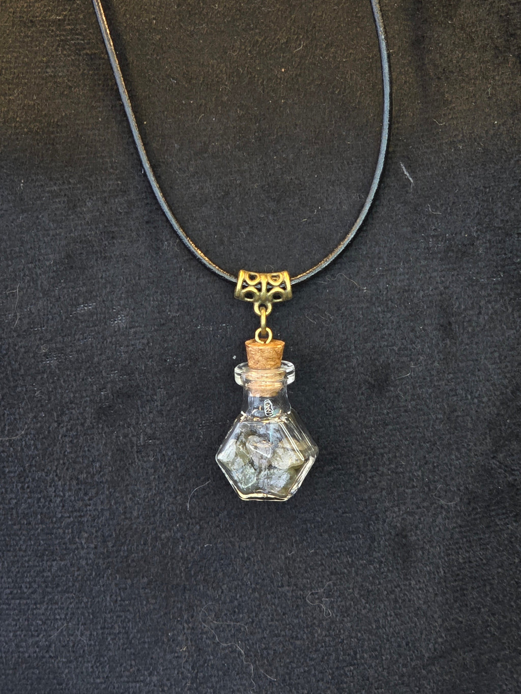 Lasipulloriipus, jonka sisällä labradoriitisiruja. 