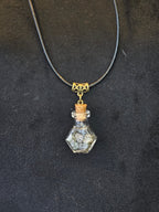 Lasipulloriipus, jonka sisällä labradoriitisiruja. 