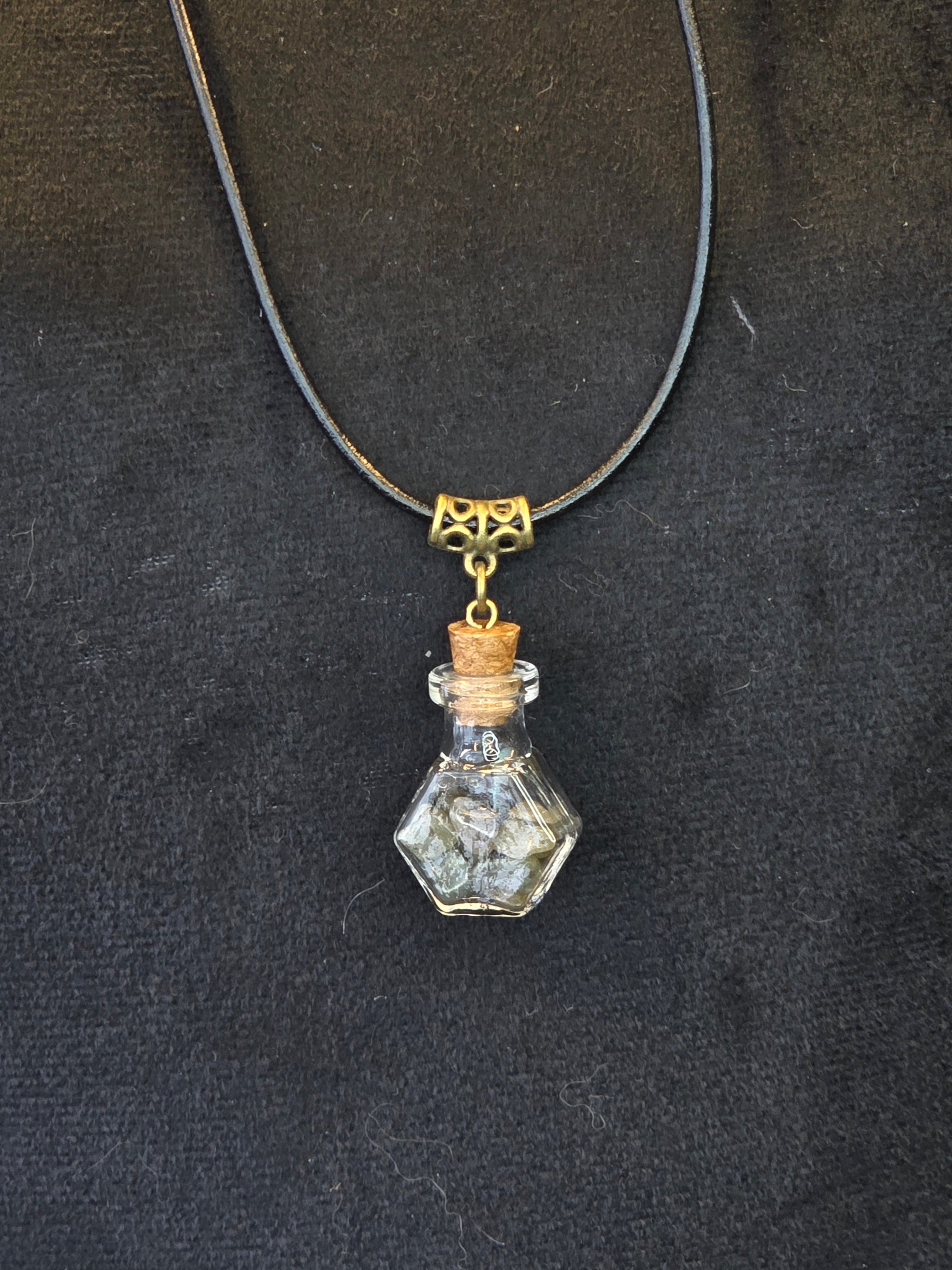 Lasipulloriipus, jonka sisällä labradoriitisiruja. 