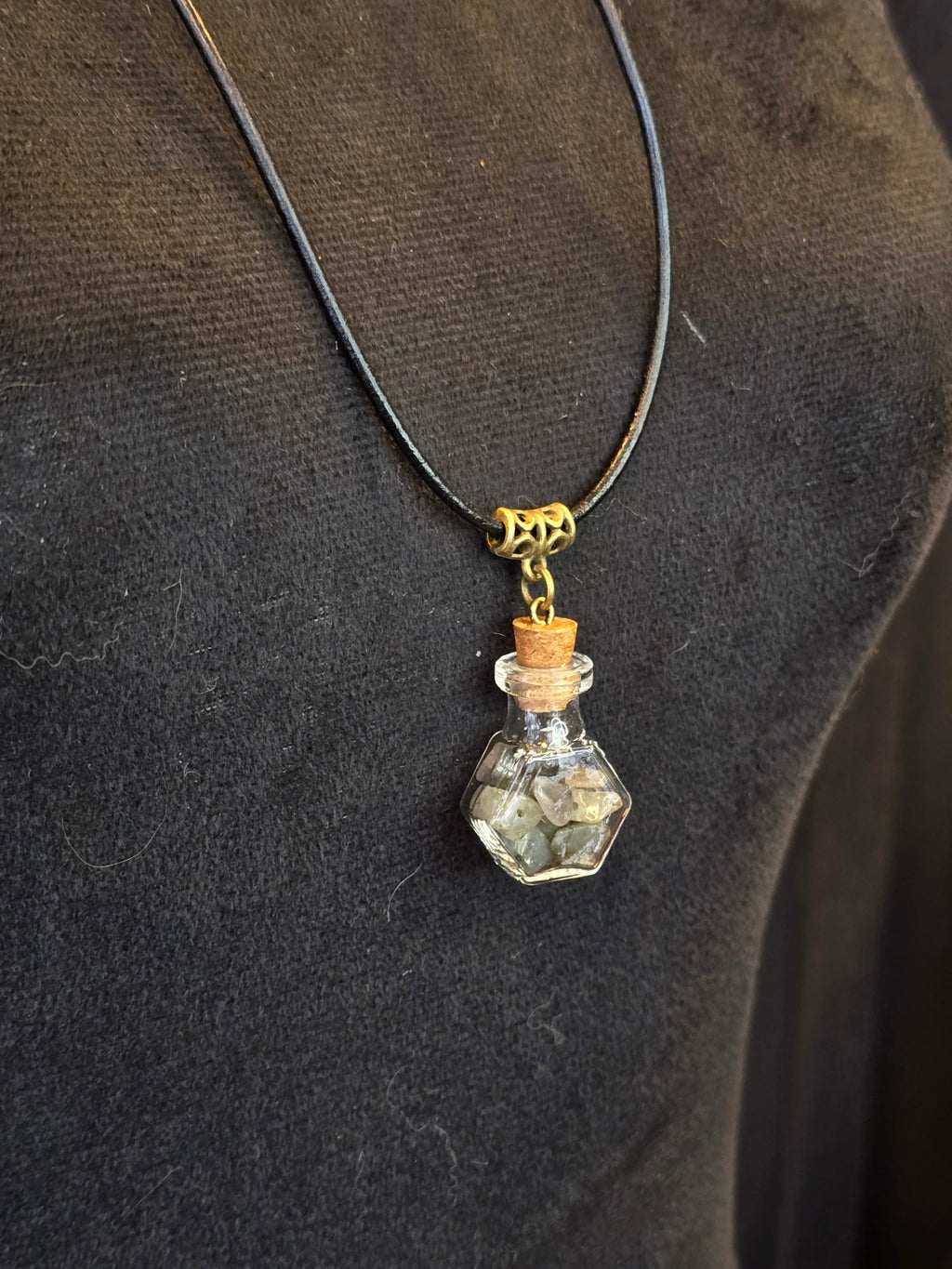 Lasipulloriipus, jonka sisällä labradoriitisiruja. 