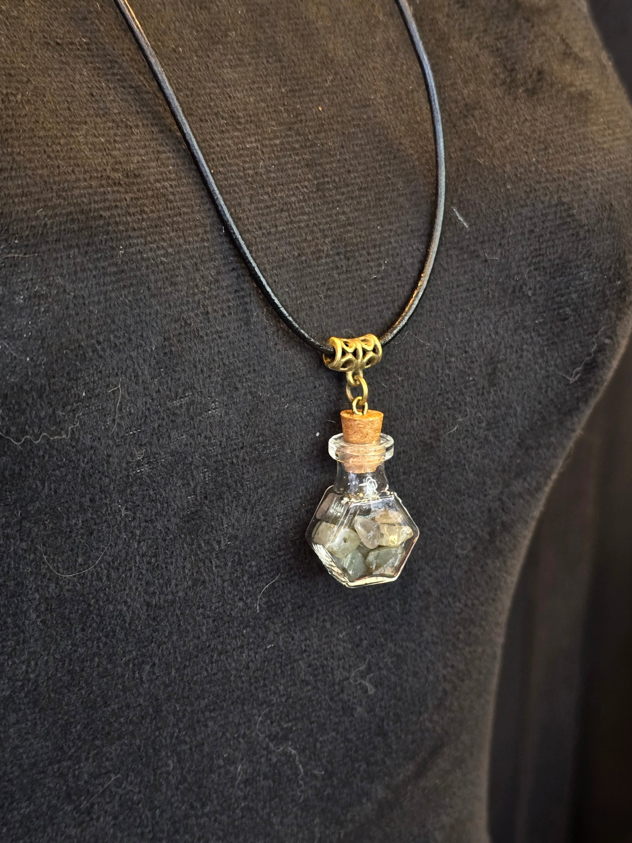 Lasipulloriipus, jonka sisällä labradoriitisiruja. 