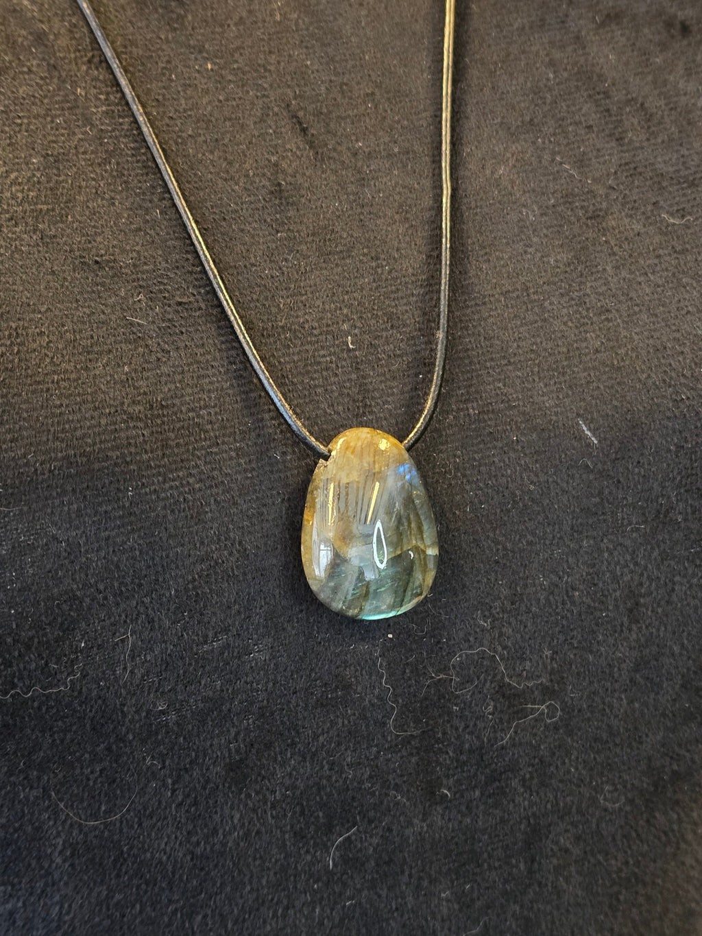 Labradoriitti kaulakoru nahkanauhassa. 