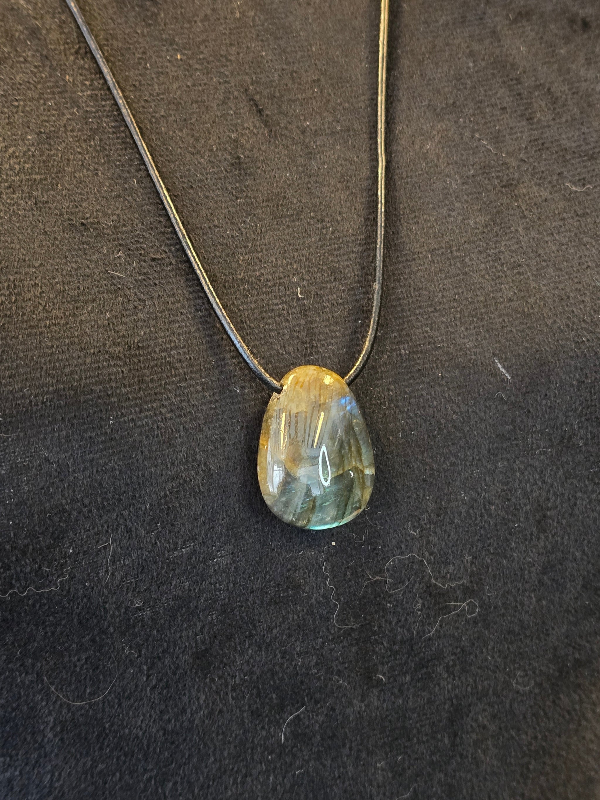 Labradoriitti kaulakoru nahkanauhassa. 