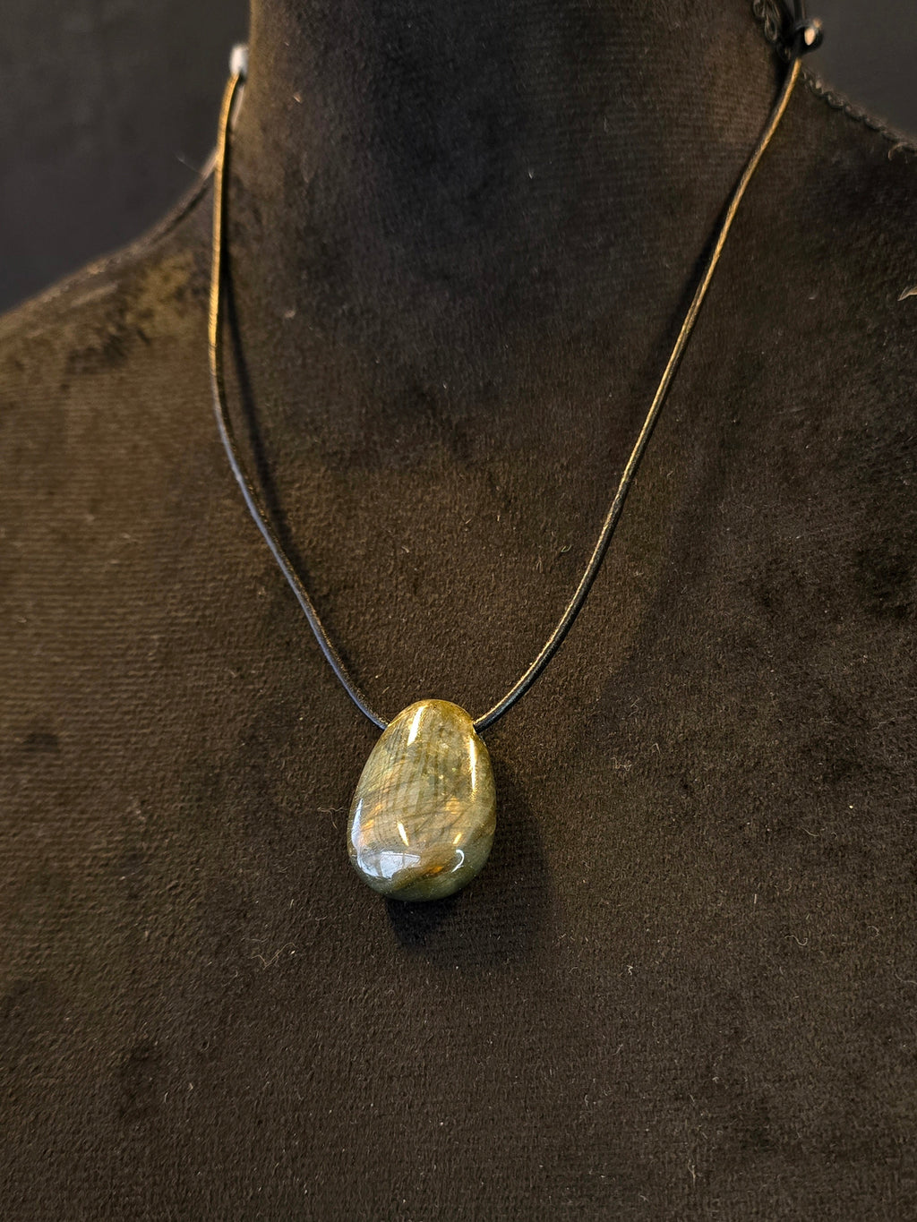 Labradoriitti kivi nahkanauhassa. 