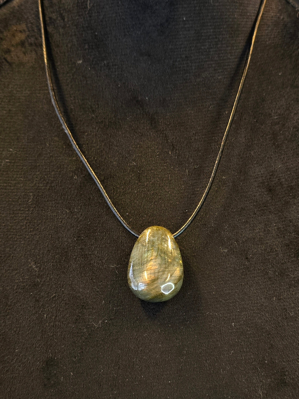 Labradoriitti kaulakoru nahkanauhassa. 