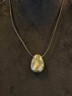 Labradoriitti kaulakoru nahkanauhassa. 