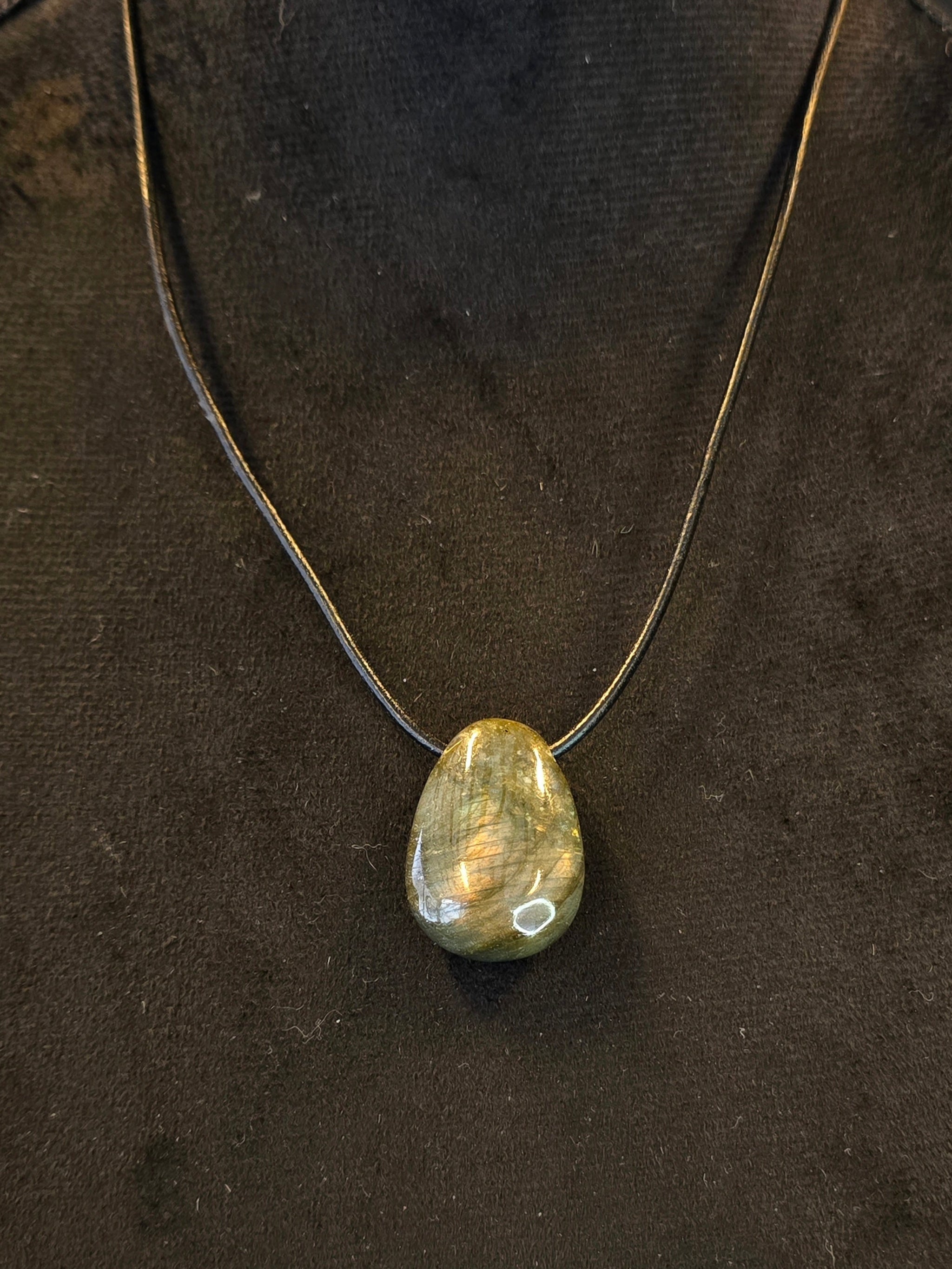 Labradoriitti kaulakoru nahkanauhassa. 