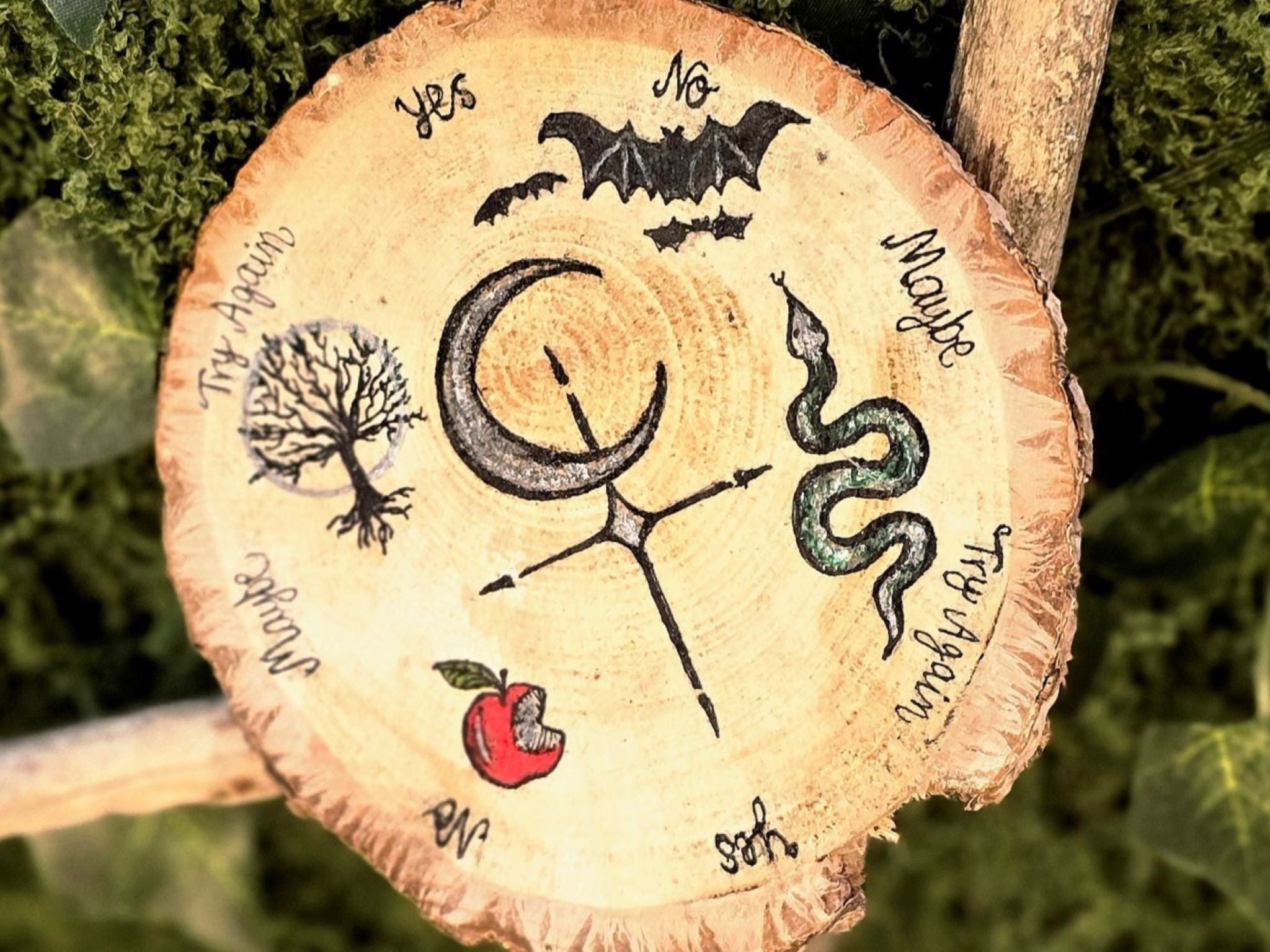 Lilith heilurialusta puusta valmistettu, Inked Mystiqsiltä!