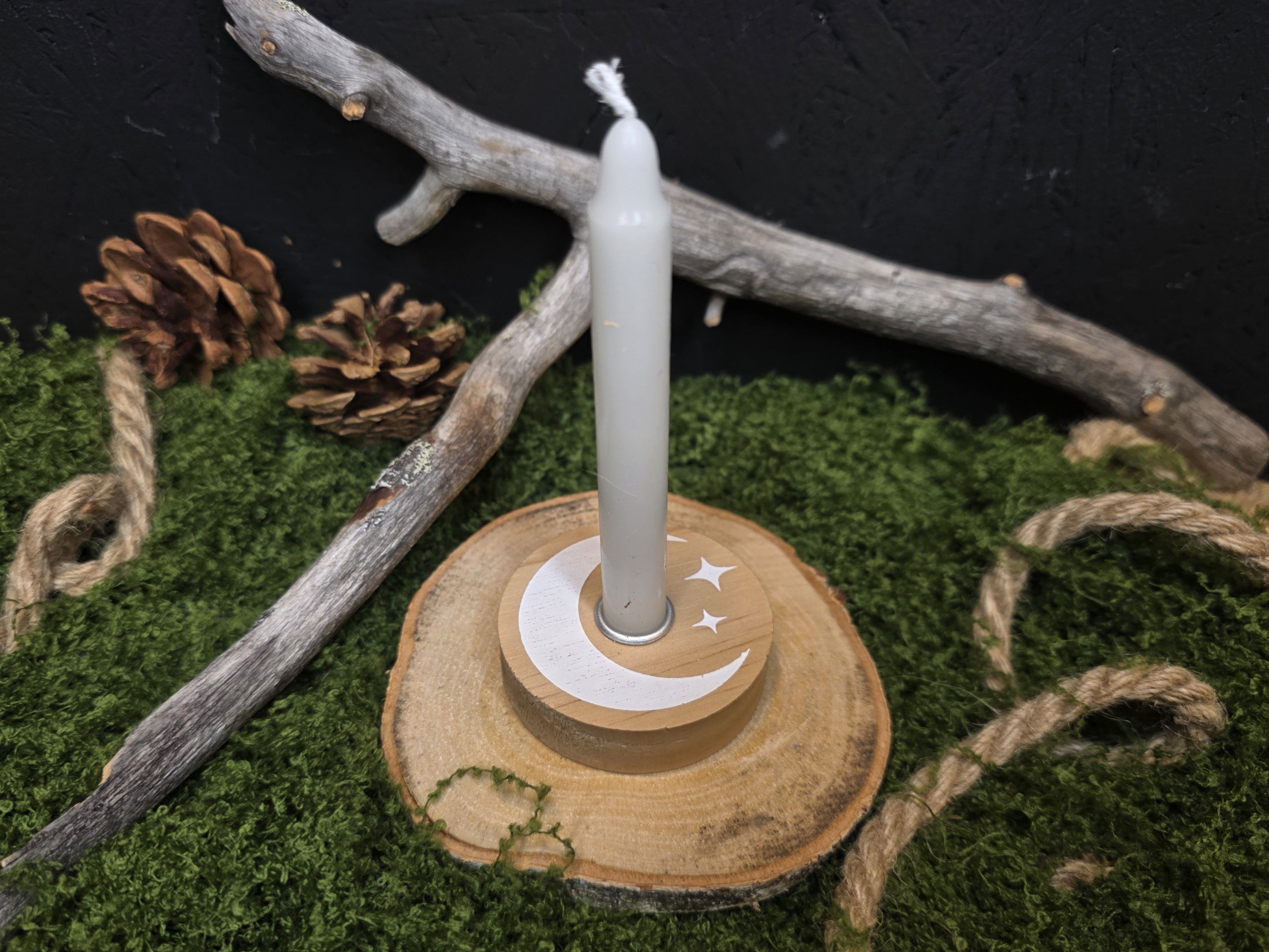 Kuu aiheinen pyöreä puun värinen loitsukynttilänjalka. 