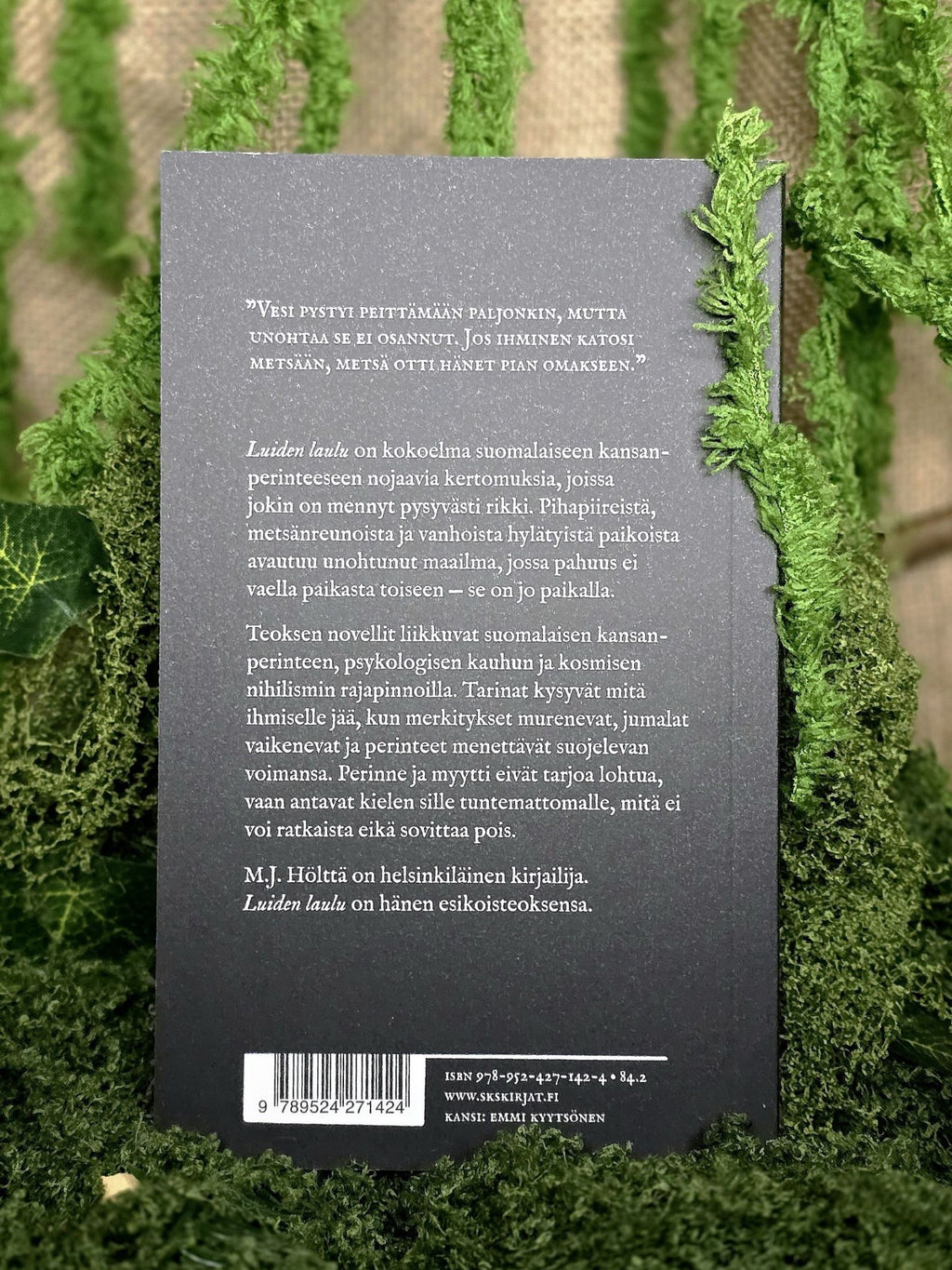 M.J Höltän kirjoittama kirja Luiden laulu.