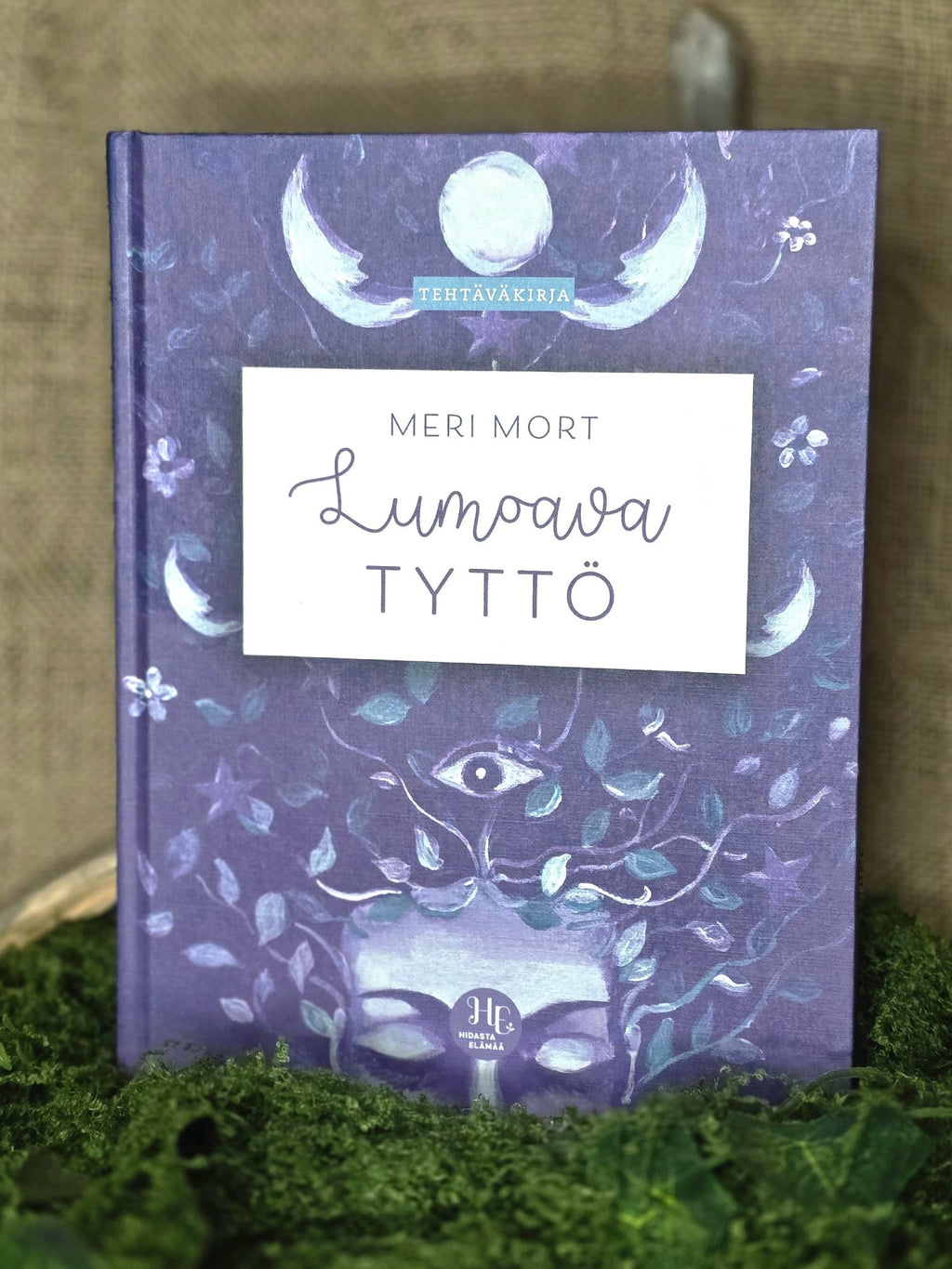 Lumoava tyttö tehtäväkirja.