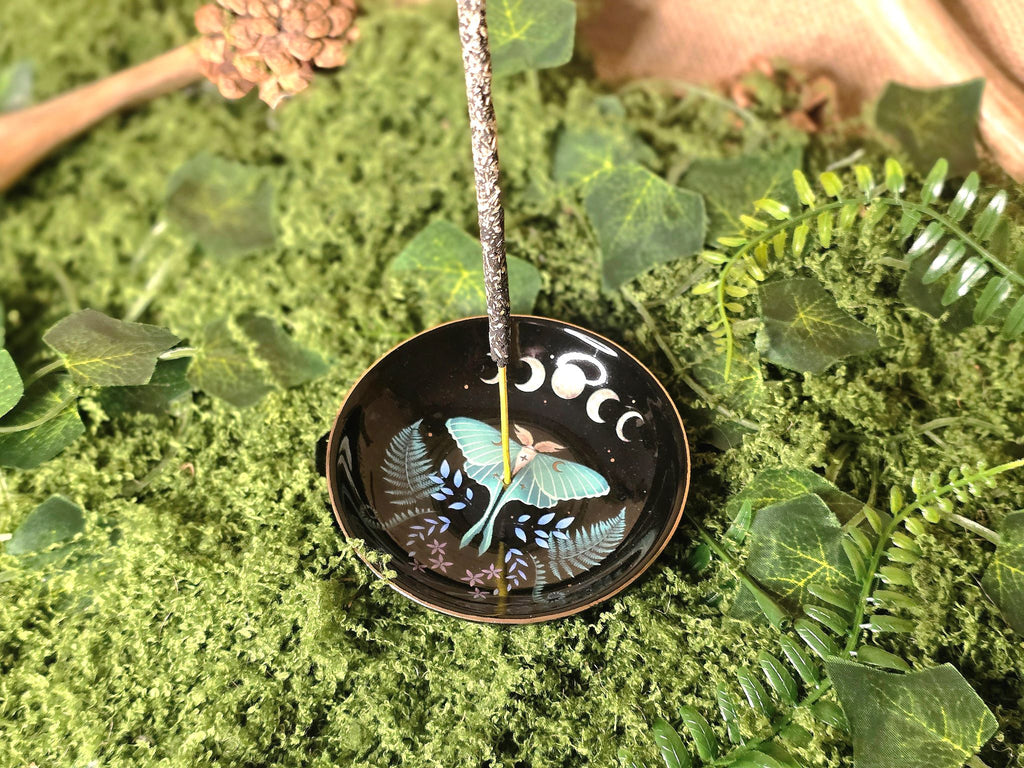 Keraaminen suitsukelautanen, jota koristaa Luna Moth kuvio.
