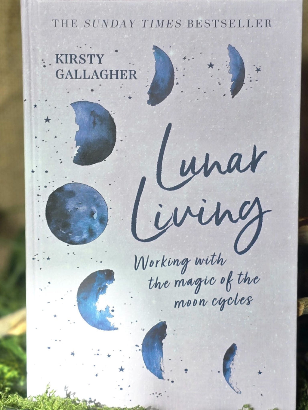 Lunar Living - Working With the Magic of Moon Cycles. Kirja englanniksi.