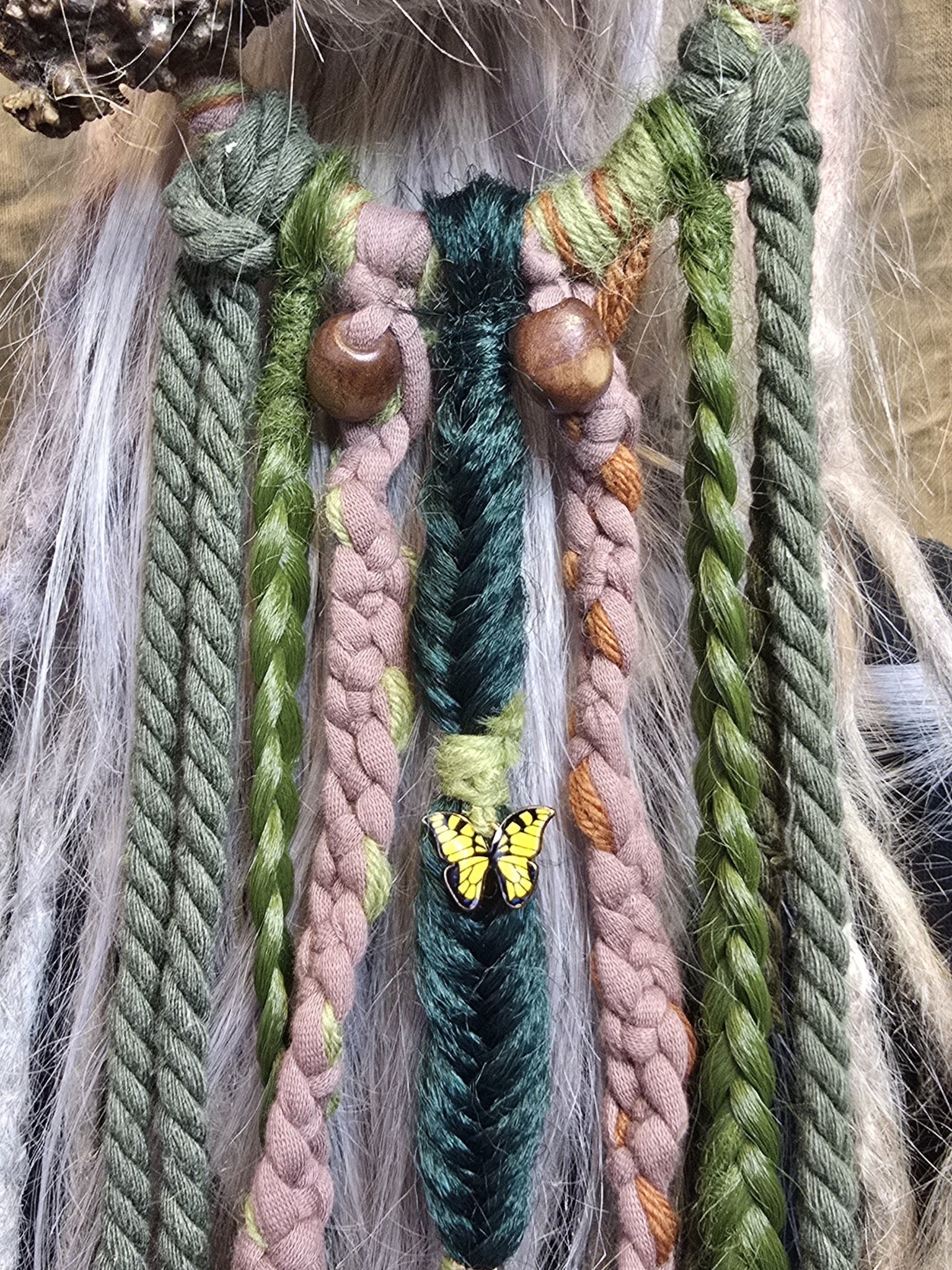 Koristeellinen takku-/nutturarengas. Vihreää ja roosan väriä.