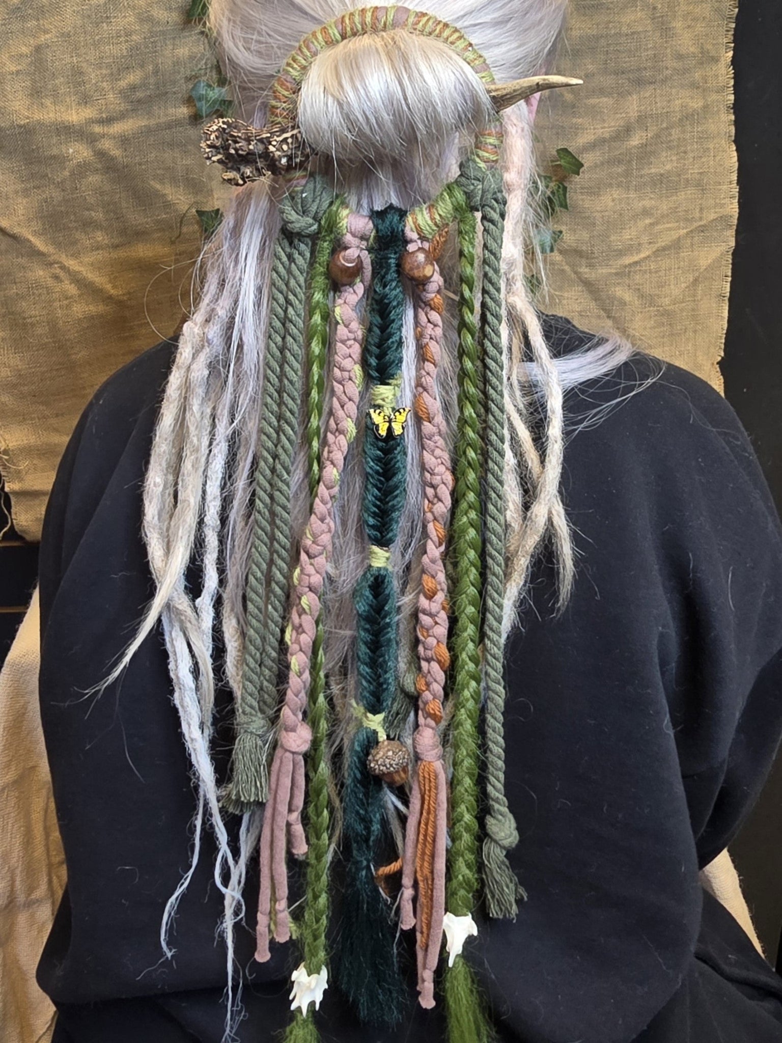 Koristeellinen takku-/nutturarengas. Vihreää ja roosan väriä.