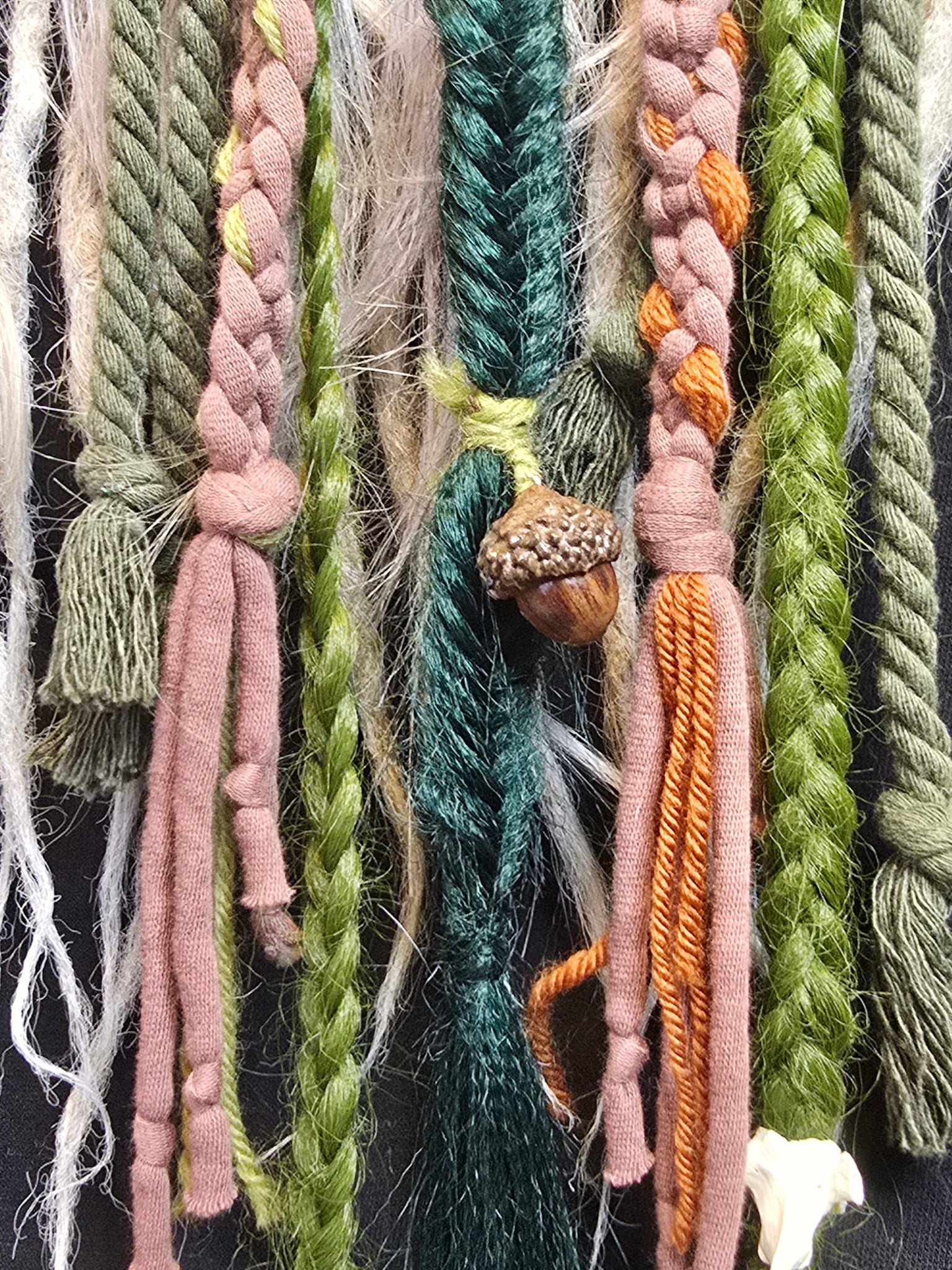 Koristeellinen takku-/nutturarengas. Vihreää ja roosan väriä.