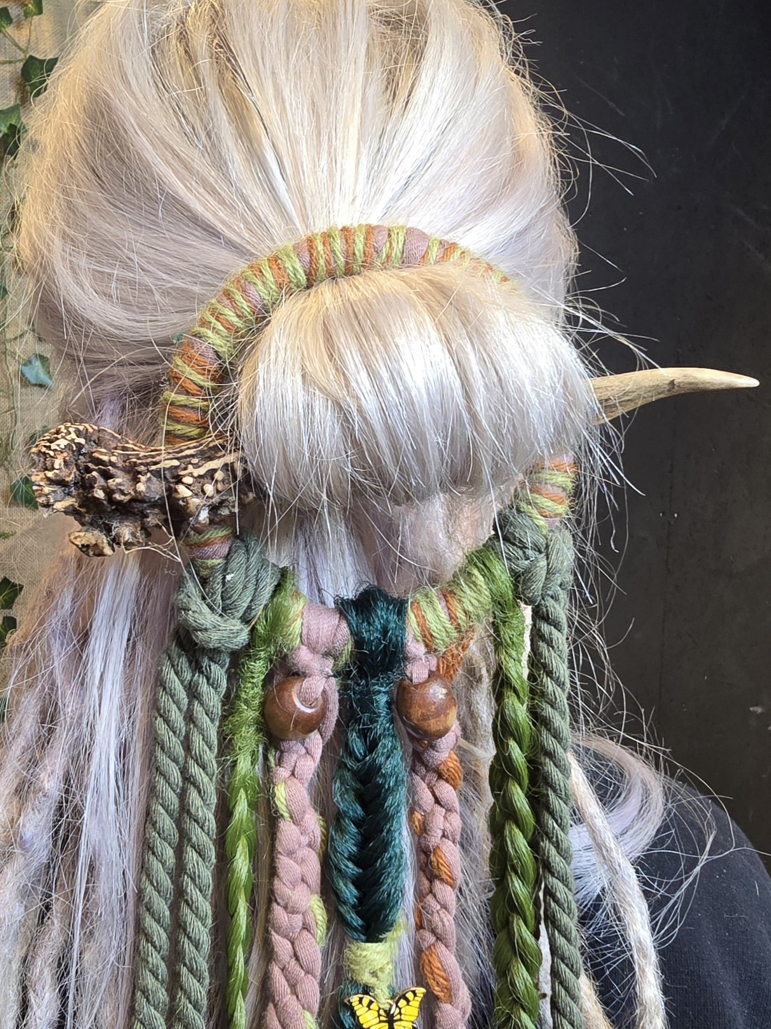 Koristeellinen takku-/nutturarengas. Vihreää ja roosan väriä.