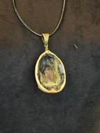 Saksanpähkinän kuoresta tehty amuletti, jossa sammalta ja savukvartsi. Metsän oma salaisuus.