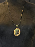 Kaulakoru, joka on valmistettu saksanpähkinän kuoresta, sammaleesta ja turmaliinista. 