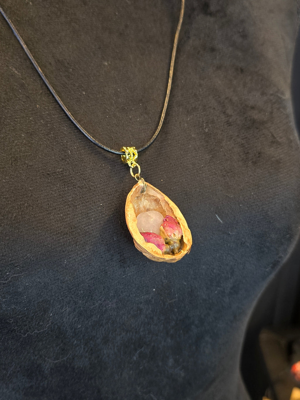 Kaulakorussa saksanpähkinänkuoressa ruusukvartsia ja ruusunnuppuja.