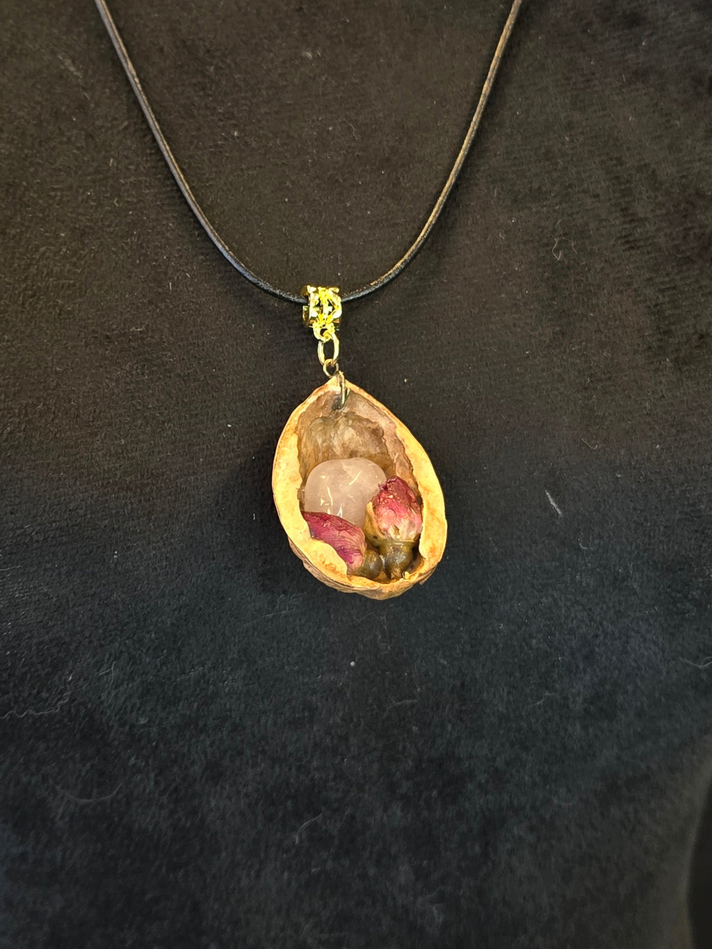 Kaulakorussa saksanpähkinänkuoressa ruusukvartsia ja ruusunnuppuja.