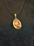 Kaulakorussa saksanpähkinänkuoressa ruusukvartsia ja ruusunnuppuja.