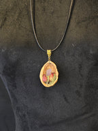 Kaulakoru valmistettu saksanpähkinäkuoresta, jossa sammalta, ruusukvartsia ja ruusunnuppuja.